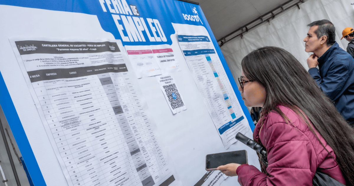 Imagen de una persona viendo un cartel con vacantes de trabajo