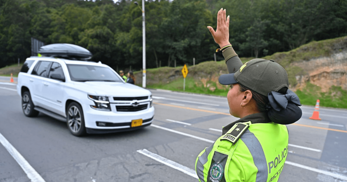 Imagen de una policía de tránsito parando una camioneta blanca
