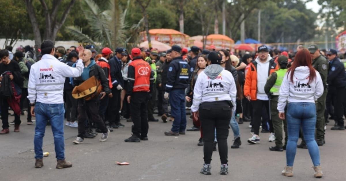Foto de gestores de diálogo acompañando marchas y manifestaciones por las calles de Bogotá.