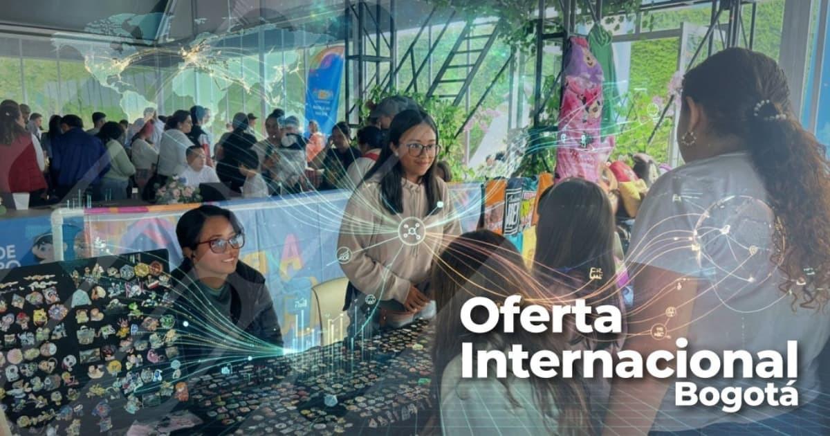 Foto de un grupo de jóvenes y profesionales en una convocatoria en Bogotá.