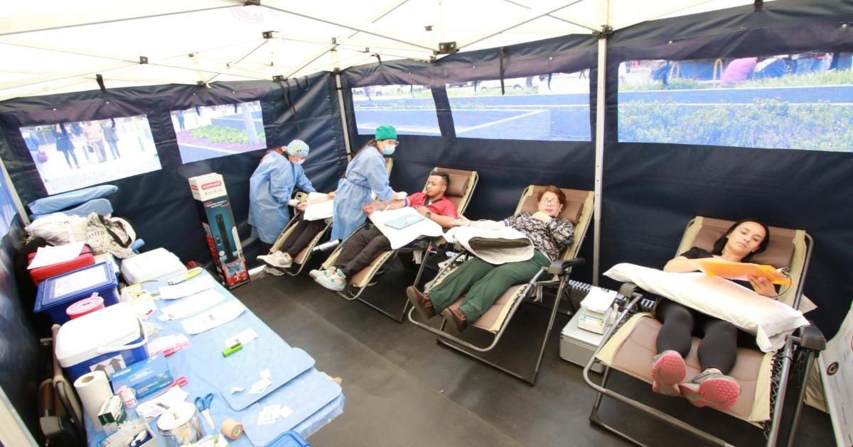Foto de unas personas donando sangre en Bogotá-