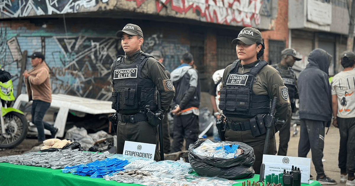 Imagen de dos policías con la driga incautada