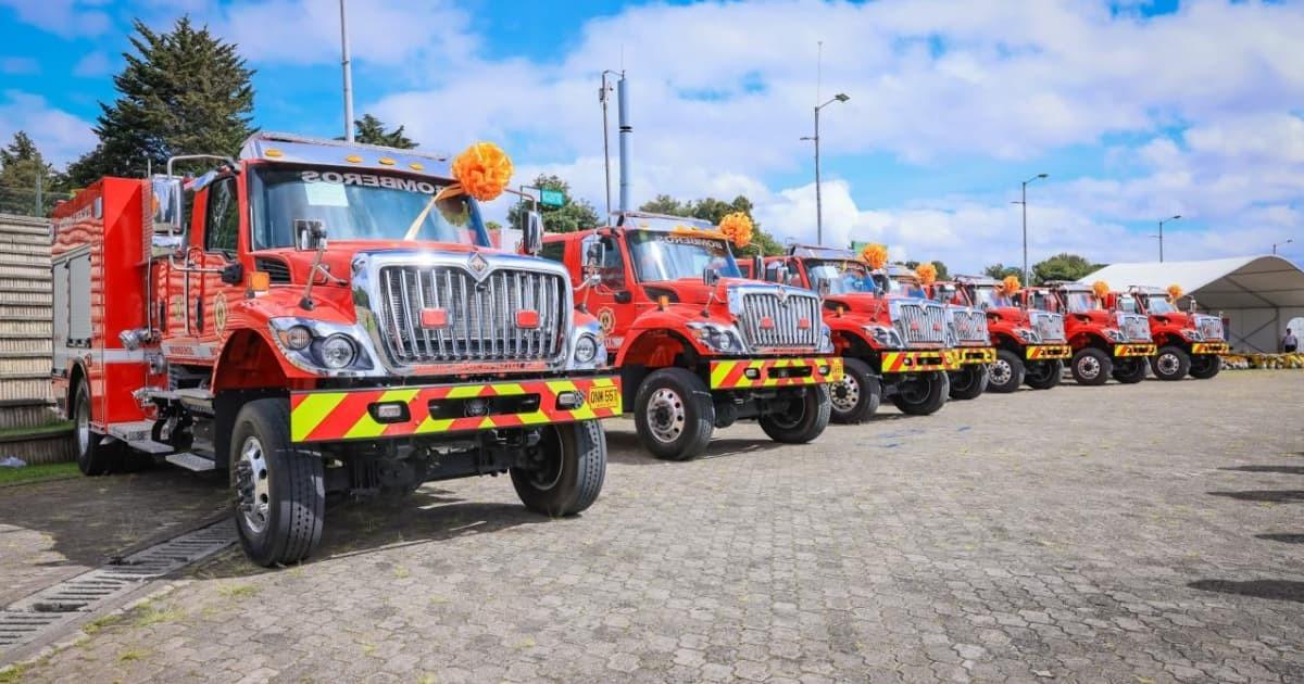 Foto de las nuevas máquinas extintoras entregadas al Cuerpo Oficial de Bomberos de Bogotá.