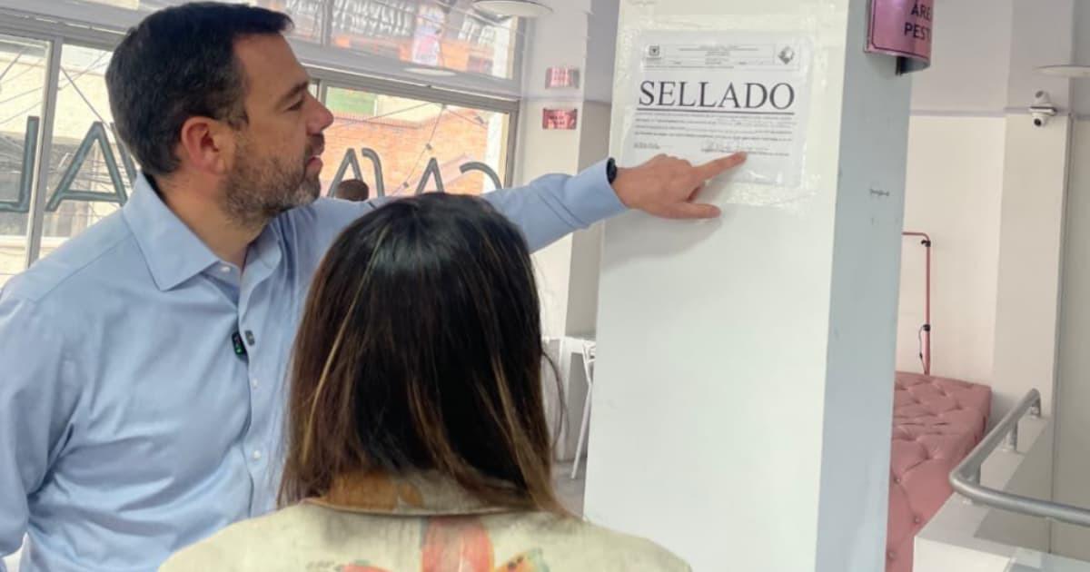 Imagen del alcalde Galán señalando un aviso de sellado. 