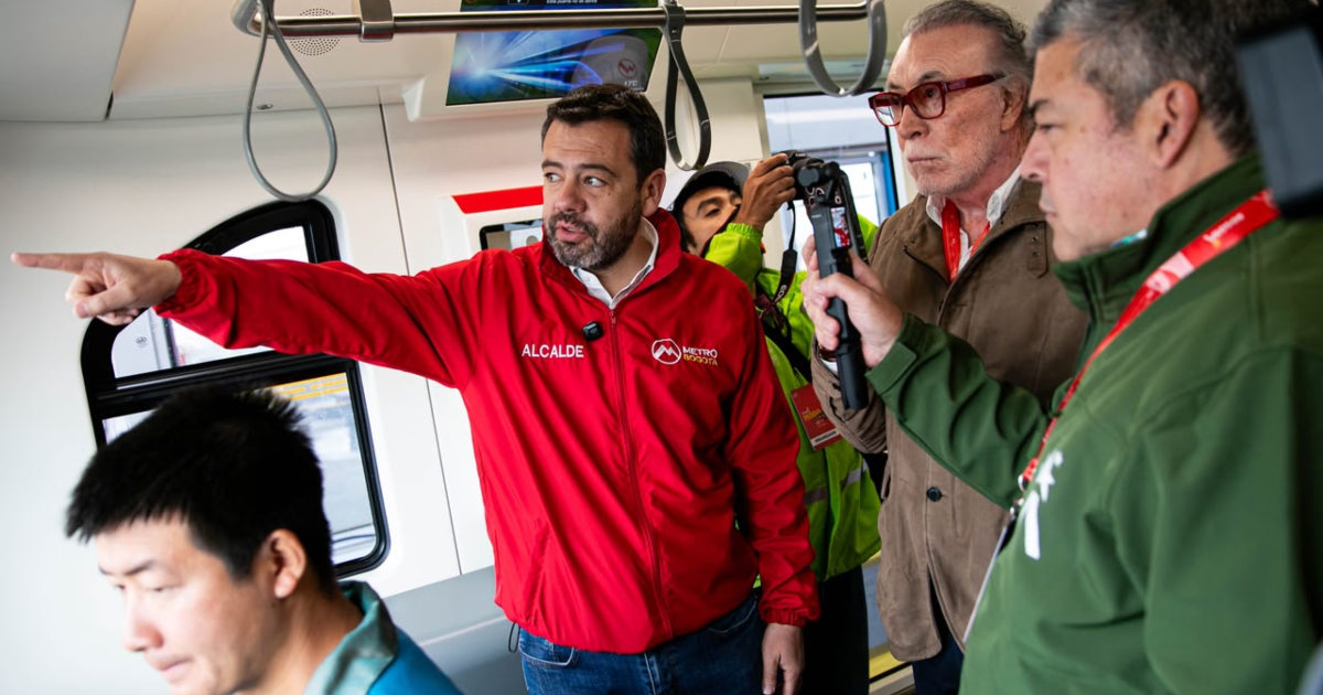 Imagen del alcalde Galán dentro de un vagón del Metro