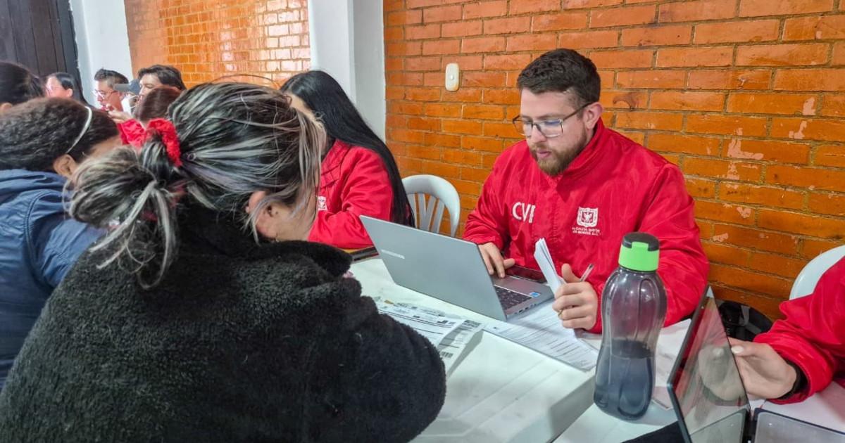 Foto que muestra personas hablando 