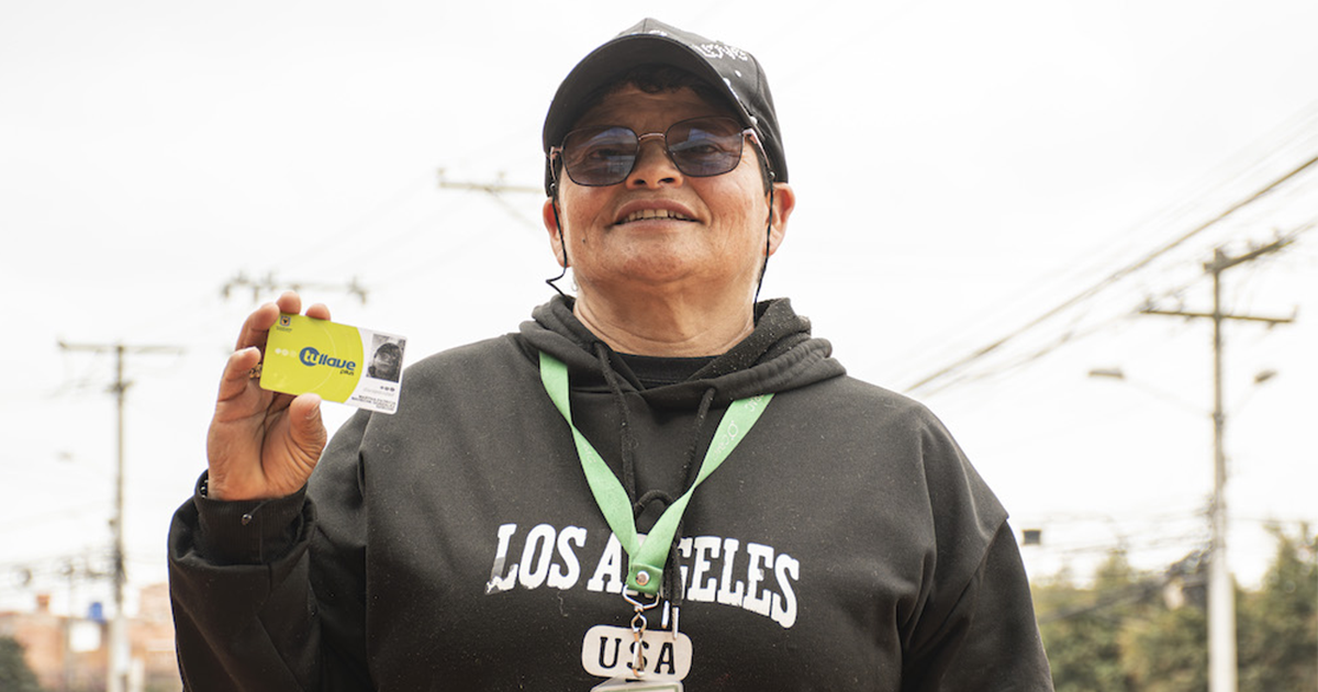 Imagen de una señora mostrando la Tarjeta Tu Llave