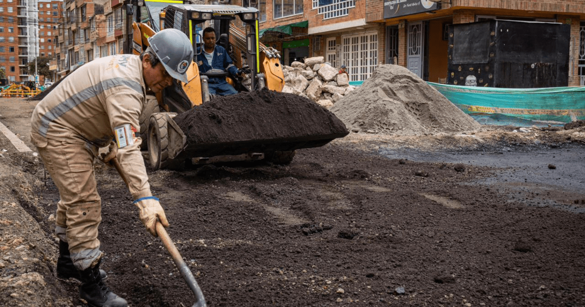 Imagen de un frente de obra vial con dos trabajadores parchando una calle