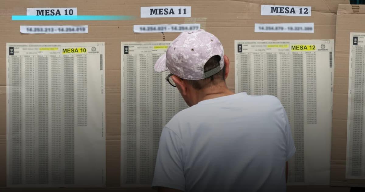 Un señor revisando su puesto de votación en bogotá.