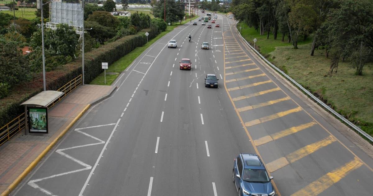 Foto de carros en una vía 