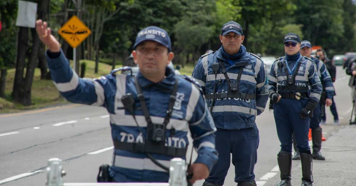 Foto de dos agentes de tránsito en una vía de Bogotá