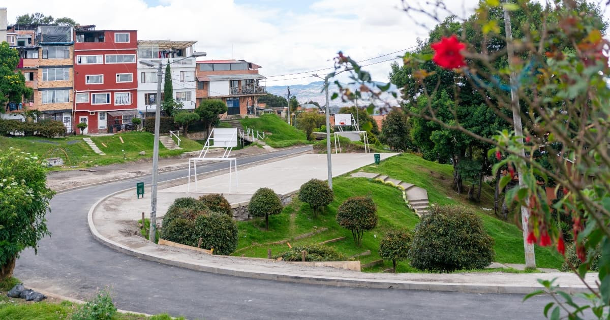 Foto de la via y parque intervenidos en el barrio San Martín de Porres de Bogotá.