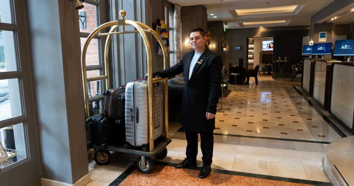 Foto de un hombre en hotel en Bogotá.