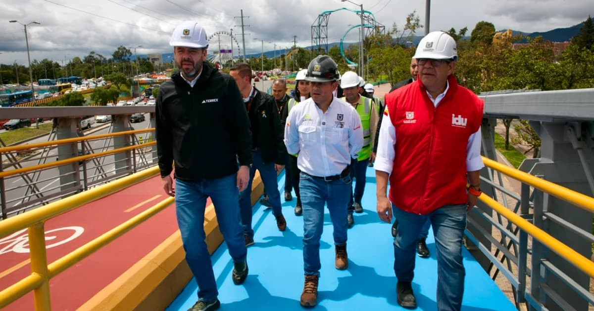 Foto del alcalde Carlos Fernando Galán liderando recorrido por obras de la avenida carrera 68.