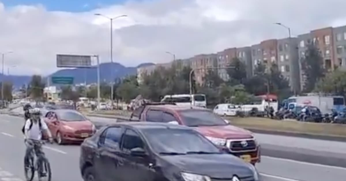 Foto de vehículos circulando en la autopista Sur en Bogotá.