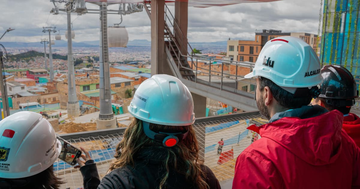 El alcalde mayor, Carlos Fernando Galán, mirando las pruebas de las cabinas del TransMiCable de San Cristóbal