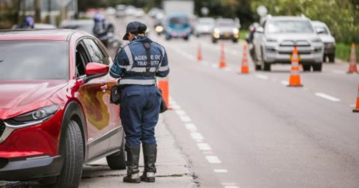 Foto de una Agente Civil de Tránsito en una vía de Bogotá.