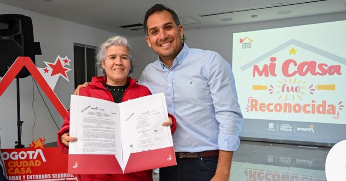 Foto que muestra dos personas sonriendo 