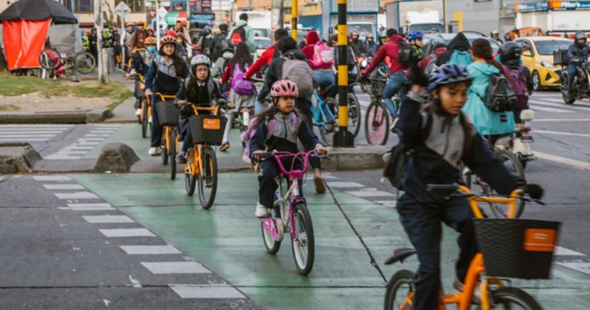 Foto de niños montando en bicicleta