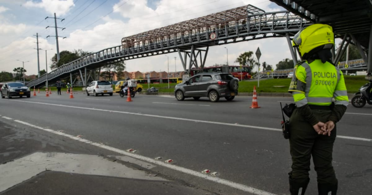 Imagen de una vía de Bogotá en la que circulan vehículos y motos. 
