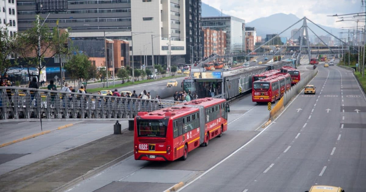 Foto de varios buses de TransMilenio en una vía de Bogotá