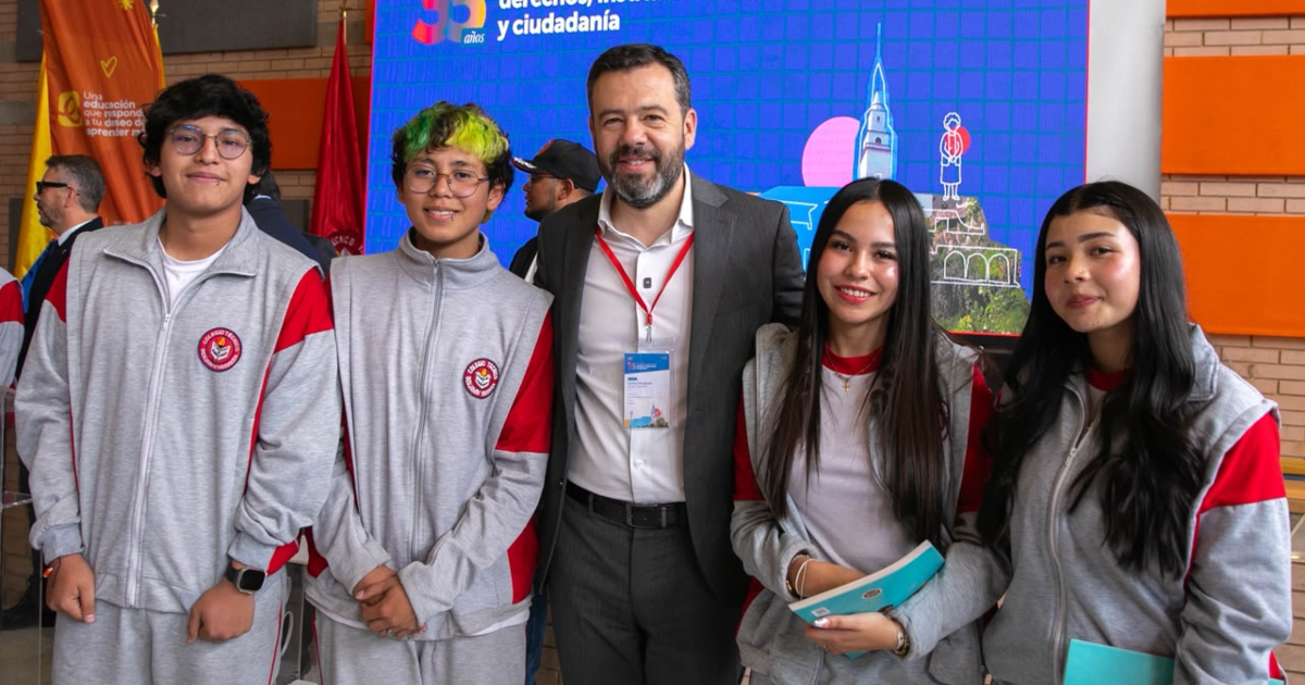 Imagen del alcalde Galán junto a estudiantes