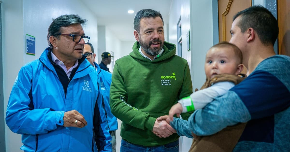 Foto del alcalde Carlos Fernando durante la visita a un centro de salud de Bogotá.