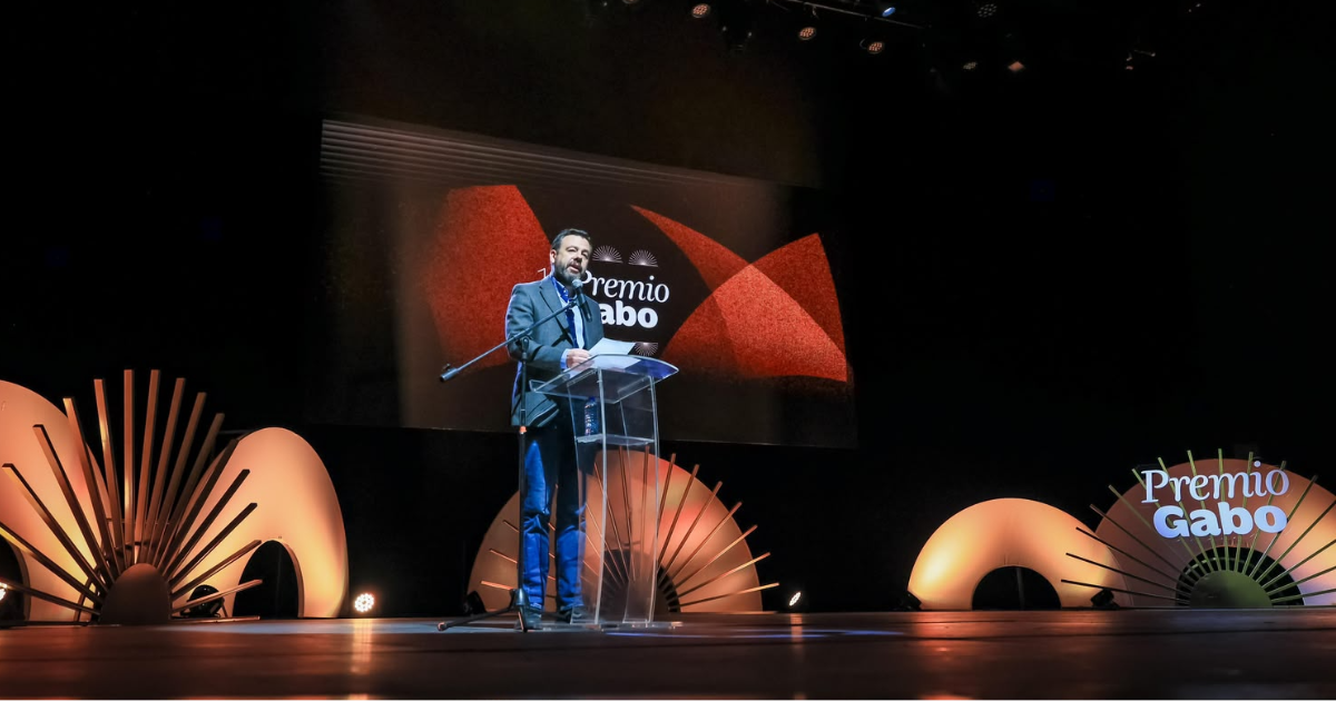 Foto del Alcalde Mayor de Bogotá hablando en un auditorio