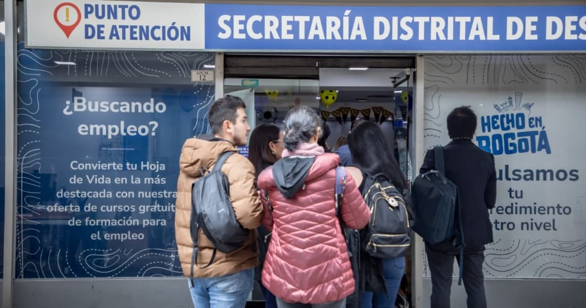 Foto de bogotanos y bogotanas accediendo a la sede de la Agencia Distrital de Empleo en Bogotá.
