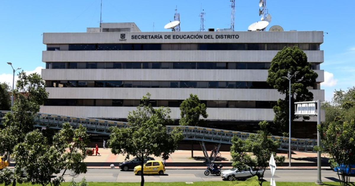 Foto que muestra un edificio blanco que corresponde a la fachada de la Secretaria de Educación