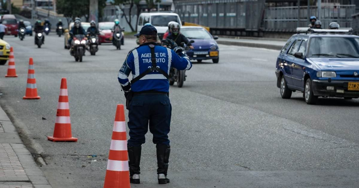 Foto de un agente de tránsito en una vía de Bogotá