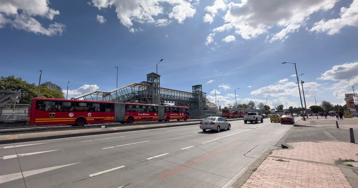 Foto de una vía de Bogotá donde se un TransMilenio junto a carros 