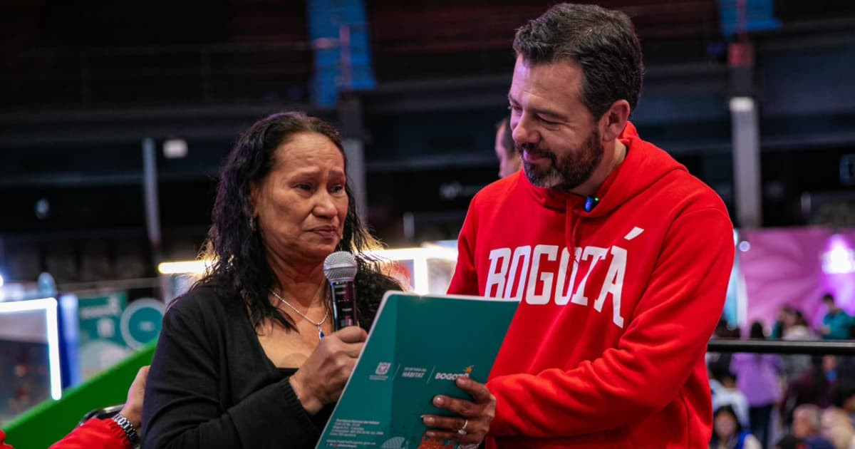 Alcalde Galán con un ciudadana en la Feria de Vivienda