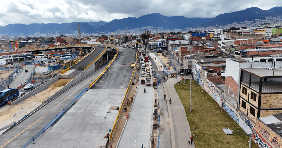Foto que muestra un puente en obra y vehículos andando por la vía 