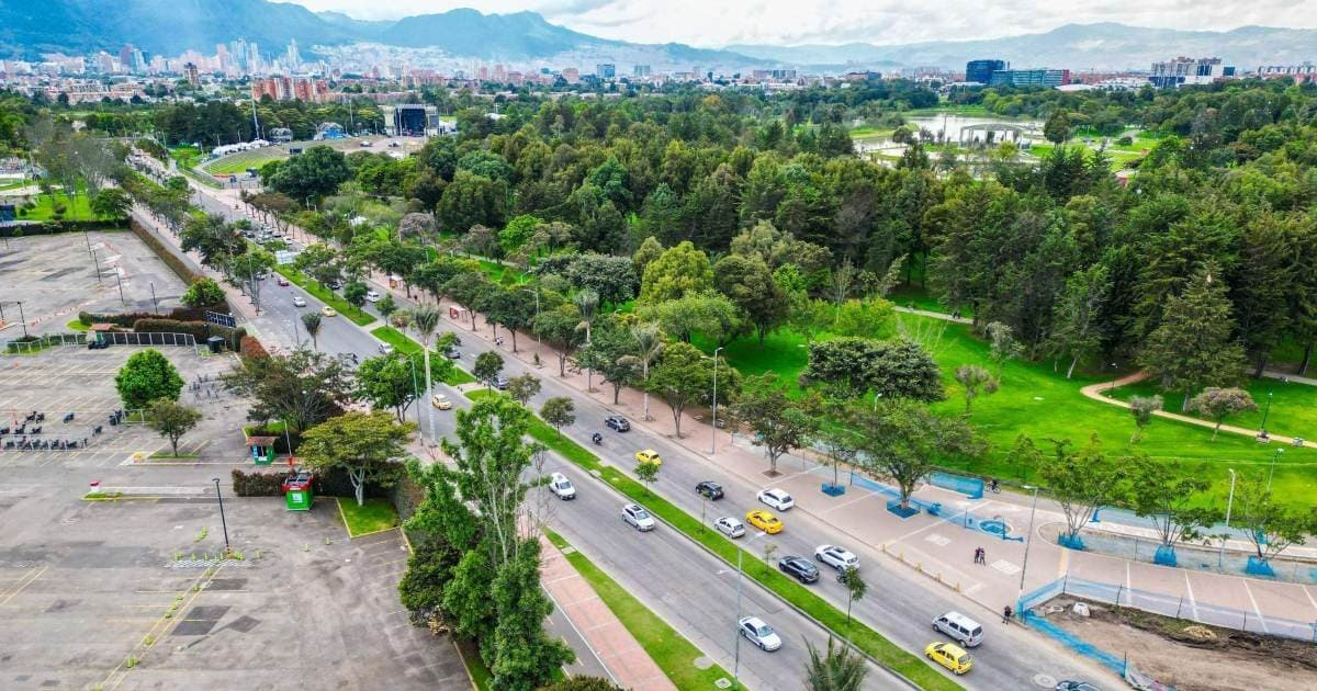 Foto de una vía de Bogotá donde se ven varios carros