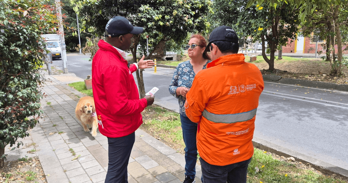 Foto que muestra tres personas hablando 