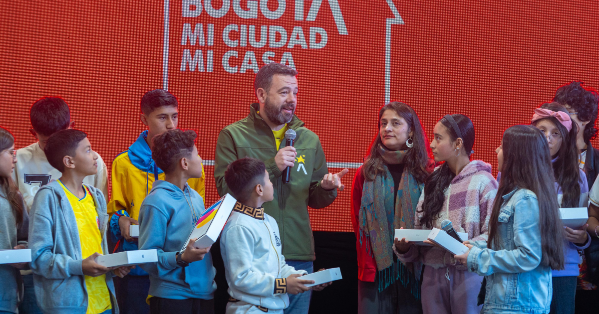 Imagen del alcalde Galán hablando junto a niños y niñas
