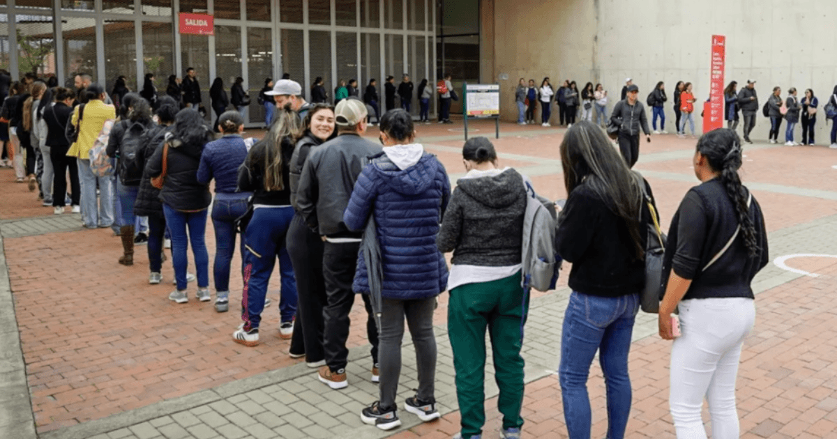 Foto que muestra personas haciendo fila 