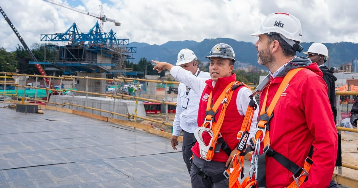 Foto de la visita del alcalde Carlos Fernando Galán a las obras de los nuevos puentes de la calle 13 con avenida Las Américas.