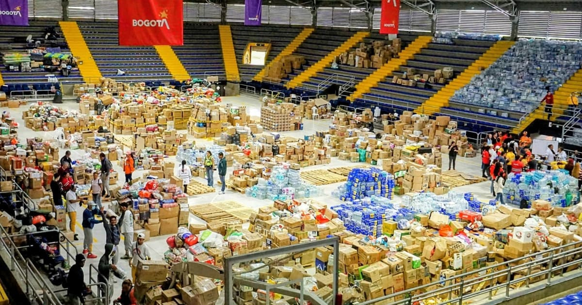 Foto: Centro de acopio y recepción de ayudas en el Palacio de los Deportes de Bogotá.