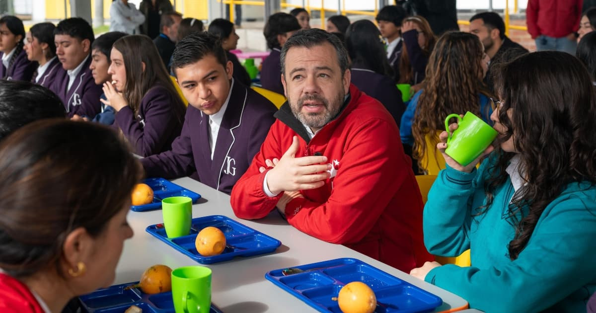 Foto del alcalde Carlos Fernando Galán junto a estudiantes del colegio Jaime Garzón.