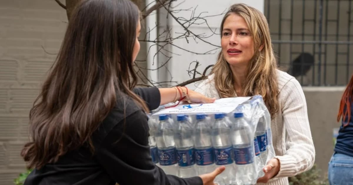 Foto de Carolina Deik, primera Dama de Bogotá, en tareas de recepción de ayudas humanitarias para damnificados por el terremoto.