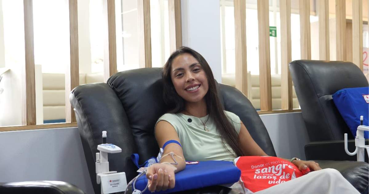Foto de una mujer donando sangre en Bogotá.