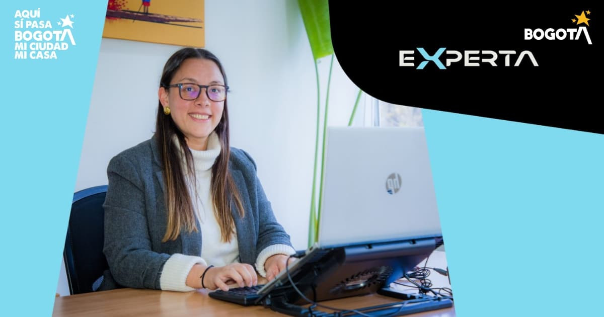 Foto de una mujer en uno de los cursos virtuales de 'Experta' en Bogotá.