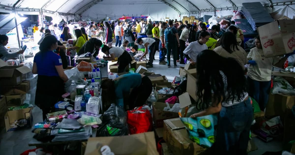 Foto de un punto de acopio y ayudas en Bogotá para damnificados del terremoto.