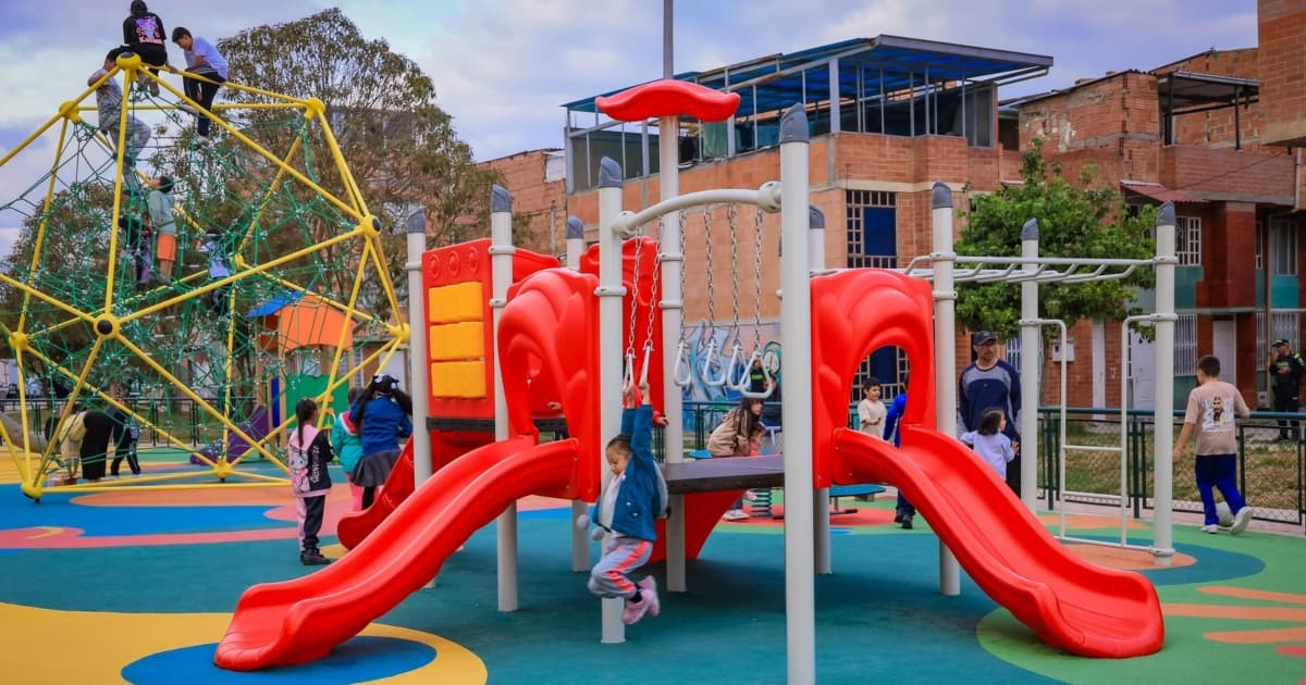 Unos niños jugando en un parque 