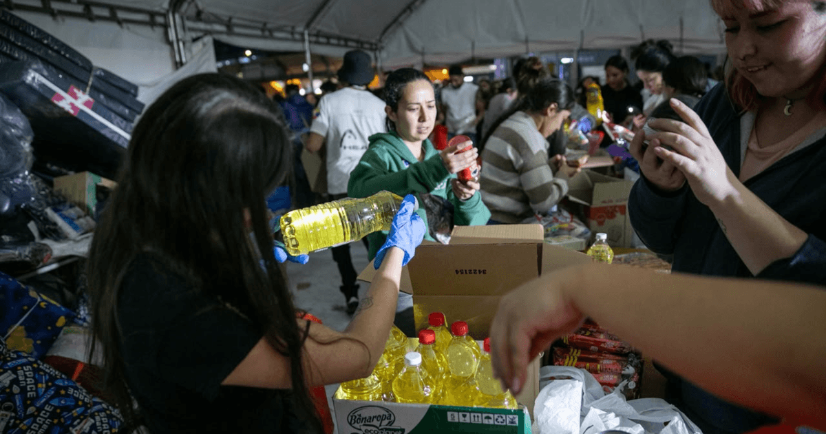Ciudadanos como voluntarios en un punto de donación en Bogotá.