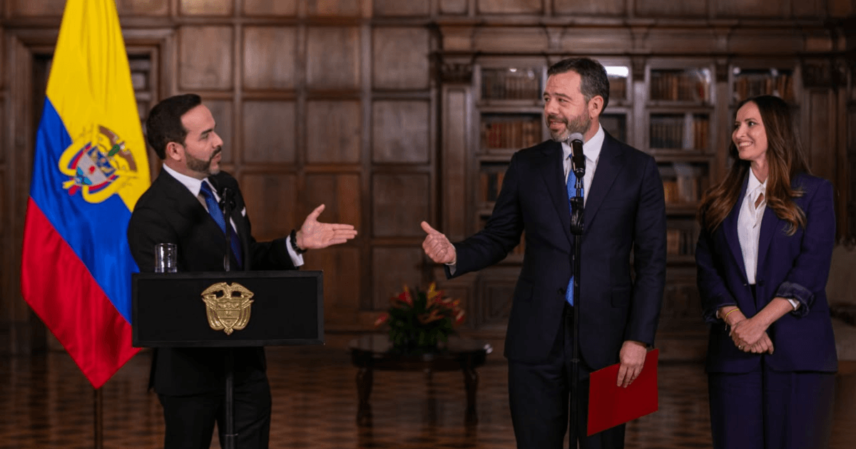 Presidente Abelardo de la Espriella y el Alcalde de Bogotá Carlos Fernando Galán, permanecen de pie frente a micrófonos en un salón con paredes de madera y estanterías al fondo.