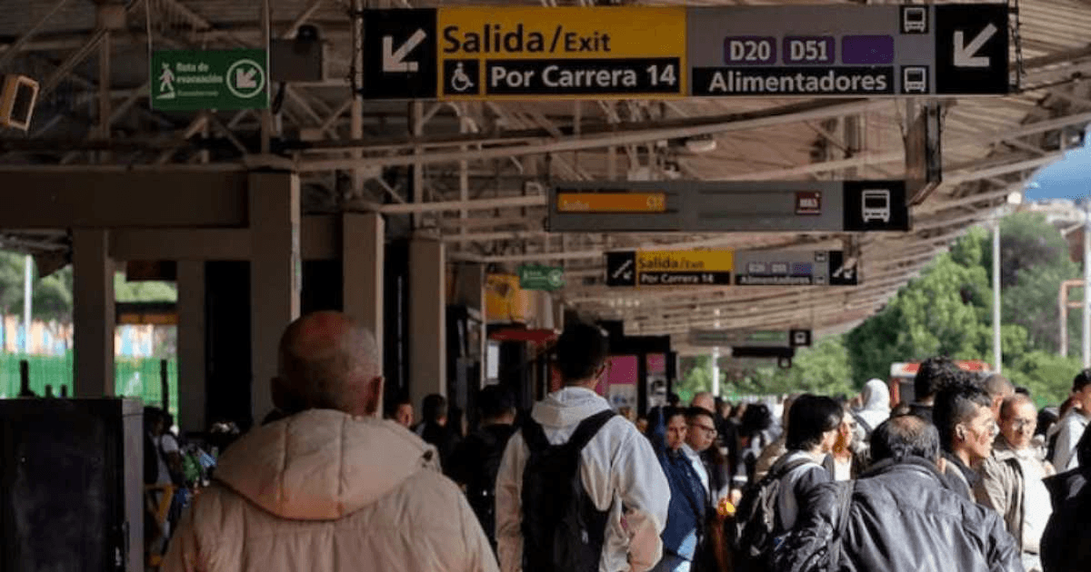 Foto que muestra personas caminando dentro de un portal de TransMilenio