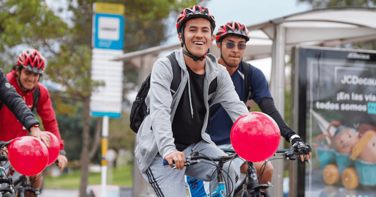 personas recorriendo en bicicletas tramos de la Ciclovía de Bogotá